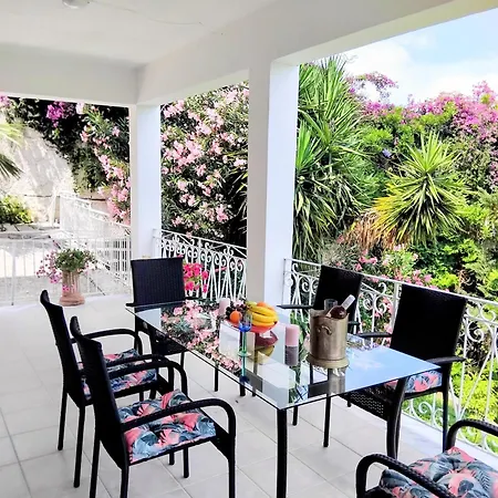Daria Sea View House *
